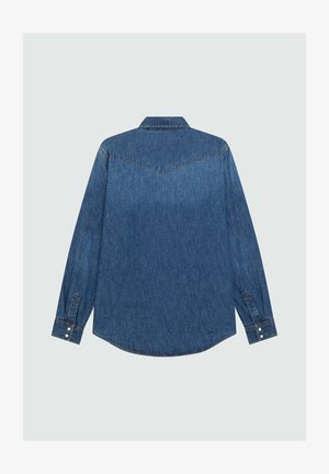 Vista posteriore di una camicia di jeans blu a maniche lunghe con cuciture a punta sulla yoke e polsini con bottoni su uno sfondo grigio chiaro.