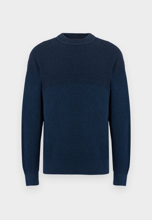Marineblauer Strickpullover mit hohem Rundhalsausschnitt und langen Ärmeln, mit einem strukturierten Waffelmuster sowie gerippten Bündchen und Saum.