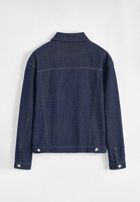 Veste en denim bleu marine avec un motif géométrique, poignets à boutons, col et coutures contrastantes jaunes, dotée d'une coupe ajustée et d'un empiècement au dos.