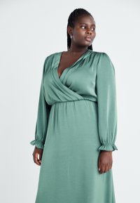 Vero Moda Curve VMCMARY ANKEL DRESS - Robe longue - dark forest