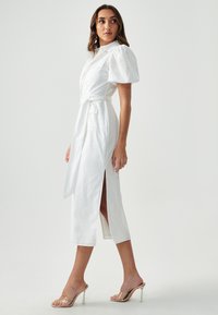 BWLDR KYLIE - Haljina-majica - white