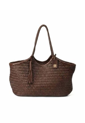 Grande borsa tote intrecciata di colore marrone scuro con manici intrecciati, dettaglio di nappina e una piccola targhetta con la scritta "BIBA" su sfondo bianco semplice.