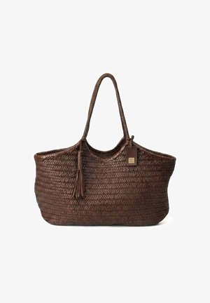 Grote donkerbruine geweven draagtas met gevlochten handvatten, kwastjesdetail en een klein label met de tekst "BIBA" op een effen witte achtergrond.