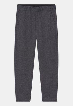 Grå atletiske joggingbukser lavet af blødt stof. Har elastisk taljebånd, sidelommer og en tilspidset pasform. Minimalistisk design uden mønstre.