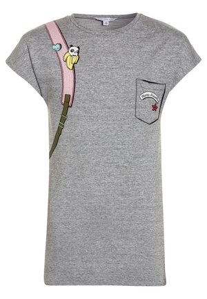 Graues Kurzarm-T-Shirt mit einem bunten Grafikdesign von Hosenträgern, einer Panda-Illustration und einer Banane, sowie einer Tasche mit gesticktem Text und Stern-Detail.