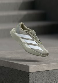 Valitud, sesame/footwear white/legacy green