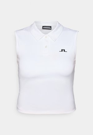 Balta be rankovių polo marškinėliai, pagaminti iš lygaus audinio, su klasikiniu apykakle, trimis sagomis priekyje ir mažu juodu logotipu ant krūtinės.
