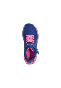 Zapatilla deportiva azul con cordones rosas, parte superior texturizada, talón acolchado y una correa de velcro. Presenta un logo y acentos rosa contrastantes.