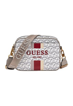 Hvid og grå mønstret Guess crossbody-taske med røde og beige striber, guldfarvet hardware og justerbar beige rem med teksten "GUESS".