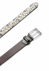 Brauner perforierter Ledergürtel mit einer silbernen Metallschnalle und einem abnehmbaren Gurt mit Blumenmuster in Weiß, Lila und Grüntönen.