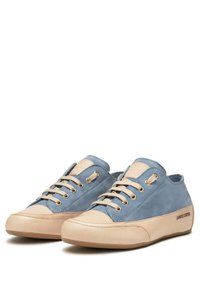 Hellesblaues Wildleder-Sneaker mit beigen Lederakzenten, runder Zehenform und beiger Gummisohle. Verfügt über eine Schnürung und ein geprägtes Logo.