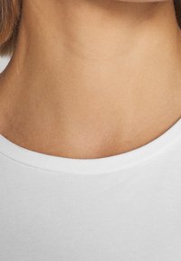 Emporio Armani Triko s potiskem - white