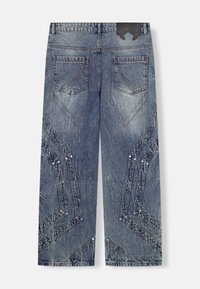 Τζιν παντελόνι φαρδιάς γραμμής σε μπλε χρώμα με εφέ πλύσης με πέτρα, διαθέτει διακριτικά �ραφές, πέντε τσέπες και μαύρη ετικέτα στη μέση.