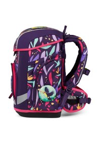 Paarse rugzak met levendige bloemmotieven, roze accenten en een ronde toekan-badge. Voorzien van verstelbare riemen en een gaaspocket.
