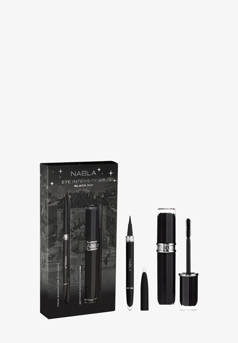 Kit d'intensité pour les yeux NABLA comprenant trois produits cosmétiques noirs : eyeliner liquide, mascara et crayon eyeliner, tous dans un emballage noir élégant.
