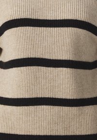 Beżowy dzianinowy sweter z czarnymi poziomymi paskami, wykonany z teksturowanej tkaniny z prążkowanymi detalami. Miękki materiał i casualowy design.