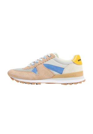 Zapatillas de correr ligeras que presentan una mezcla de ante beige y paneles de tela azul, con un acento en el talón amarillo y una suela de goma blanca.