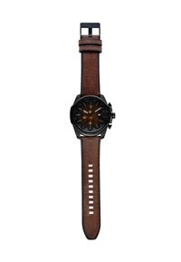 Montre avec bracelet en cuir marron, boîtier noir, cadran texturé marron foncé, index des heures argentés et trois sous-cadrans. Fermeture par boucle.