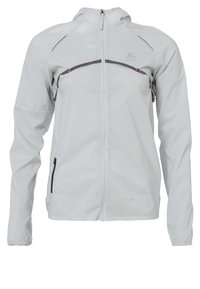 Chaqueta ligera con capucha en gris claro, con cierre de cremallera, dos bolsillos frontales y sutiles acentos reflectantes en los hombros y el pecho.