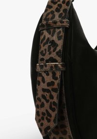 Borsetta in pelle nera con tracolla a fantasia leopardata. La tracolla presenta una finitura testurizzata e dettagli hardware regolabili.
