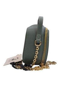 Borsa verde texturizzata con zip dorata, catena e accenti in nastro nero. Presenta una forma arrotondata e un manico laterale. Include un'etichetta.