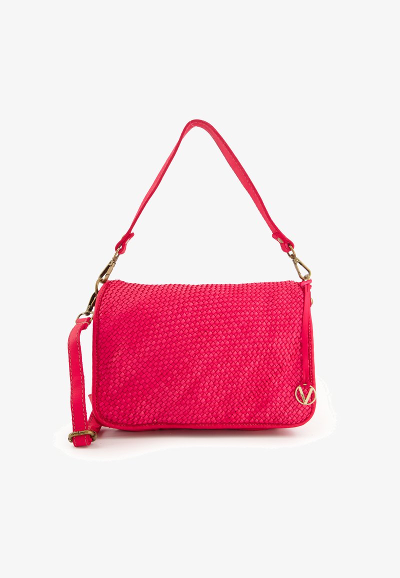Woven różowa torebka na ramię o teksturowanej powierzchni, z regulowanym paskiem na ramię i elementami w kolorze złotym. Kompaktowy prostokątny kształt.