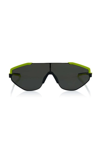 Schwarze Sonnenbrille mit einer einzigartigen winkeligen Form, mit grünen Akzenten am Rahmen und dunklen Gläsern. Strukturierte schwarze Nasenbrücke.