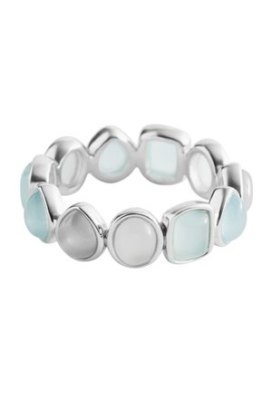 Anello in argento con pietre azzurro pallido e bianco alternate, rotonde, a goccia e quadrate, in montatura a castone.
