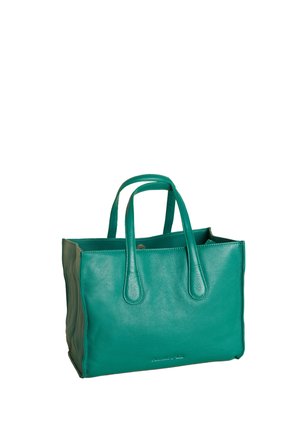 Grüne Ledertasche mit zwei Griffen, rechteckige Form und minimal sichtbarer Hardware, auf weißem Hintergrund präsentiert.