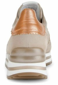 Sneaker beige con un accento metallico rame sulla parte del tallone, texture liscia, suola imbottita e intersuola a strisce bianche e oro.