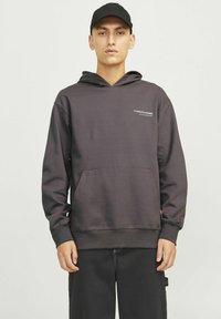 Donkergrijze hoodie met een voorzak, pullover ontwerp, capuchon en een klein logo op de borst. Textuurstof met ribgebreide manchetten en zoom.