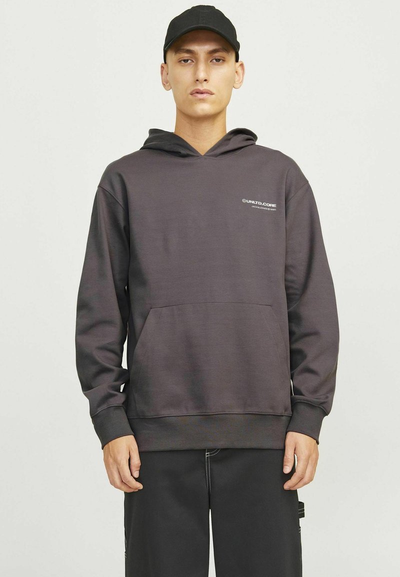 Donkergrijze hoodie met een voorzak, pullover ontwerp, capuchon en een klein logo op de borst. Textuurstof met ribgebreide manchetten en zoom.