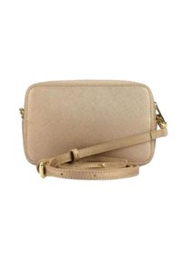 Borsa a tracolla rettangolare in materiale testurizzato beige chiaro. Caratterizzata da una tracolla sottile e regolabile e dettagli in metallo dorato.