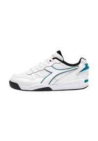 Scarpa sportiva bianca con accenti verdi, realizzata in pelle e rete. Presenta una suola testurizzata, design con lacci e dettagli perforati sulla parte superiore.
