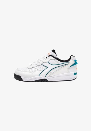 Scarpa sportiva bianca con accenti verdi, realizzata in pelle e rete. Presenta una suola testurizzata, design con lacci e dettagli perforati sulla parte superiore.