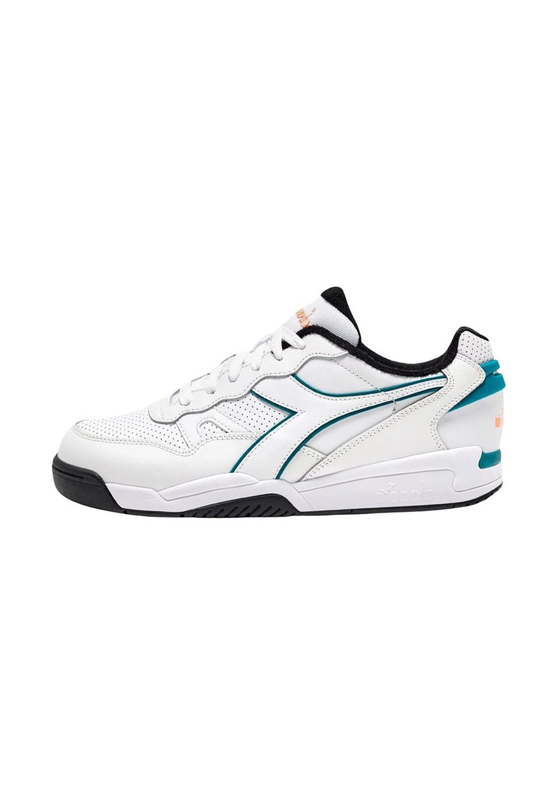 Scarpa sportiva bianca con accenti verdi, realizzata in pelle e rete. Presenta una suola testurizzata, design con lacci e dettagli perforati sulla parte superiore.