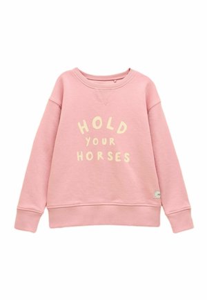 Lyserød langærmet sweatshirt med ribstrikkede manchetter og kant, med gul tekst "HOLD YOUR HORSES" tværs over brystet og et lille mærke tæt på kanten.