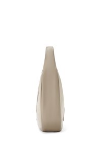 Beige színű bőr táska sima textúrával, kerek formával és rövid fogantyúval. Minimalista design, látható díszítés vagy kiegészítők nélkül.
