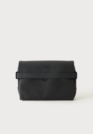 Mustast veekindlast RAINS kotike klapi ja nööbiga kinnitusega, esitletud lihtsal heledal taustal.