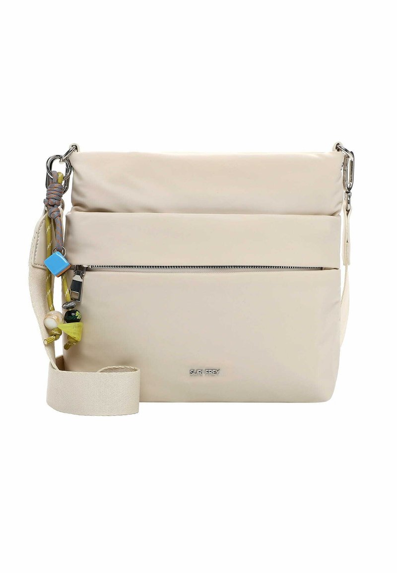 Beżowa torba na ramię wykonana z gładkiego nylonu, wyposażona w przednią kieszeń na zamek, regulowany pasek oraz ozdobne zawieszki na pasku.