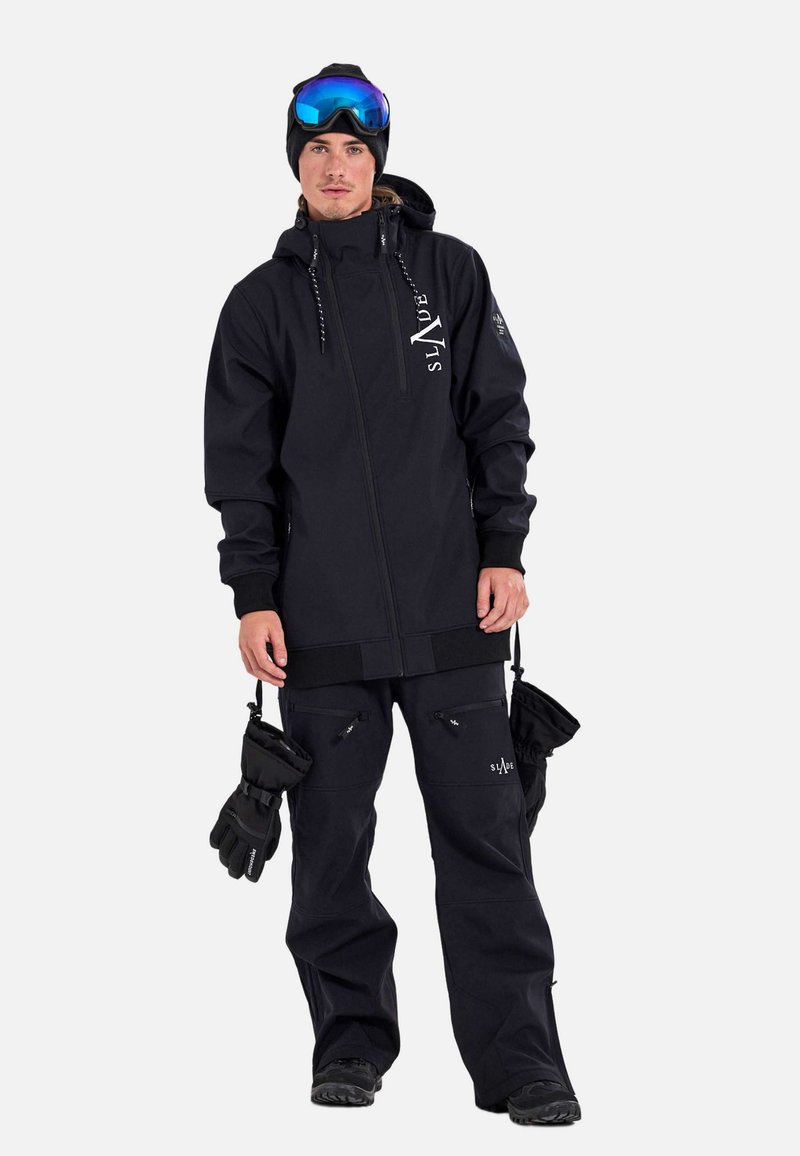 Czarny strój snowboardowy z zipowanym dresowym kurtką i luźnymi spodniami, z zamykanymi kieszeniami i rękawiczkami, uzupełniony o lustrzane gogle.