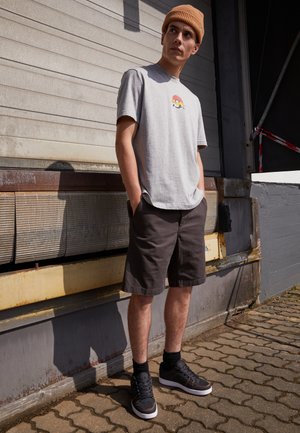 WESLEY NEWCOMBDRILL - Shorts - stormcloud garment dyed