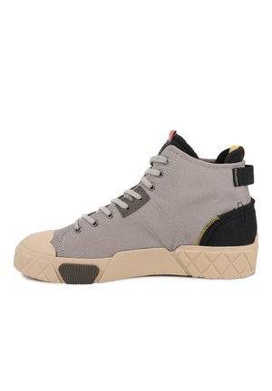 High-Top-Sneaker mit beiger Sohle, grauem Stoffobermaterial, schwarzem Fersenpatch, beigen Schnürsenkeln und kleinen roten und gelben Zuglaschen.