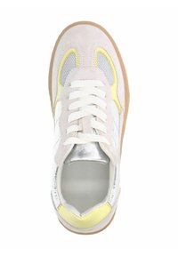 Baskets gris clair avec des accents jaunes et argentés, en daim et mesh, semelle en caoutchouc et lacets blancs. Forme de bout arrondi.