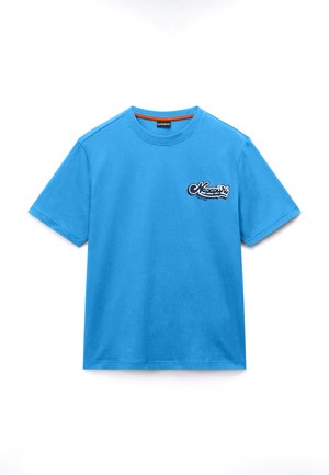 Camiseta azul de manga corta con cuello redondo y pequeño logo "Napapijri" en blanco y negro en el lado izquierdo del pecho.