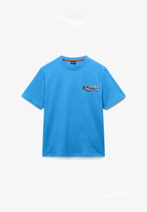 Blauw T-shirt met korte mouwen en een ronde hals, met een klein wit en zwart "Napapijri"-logo op de linkerborst.