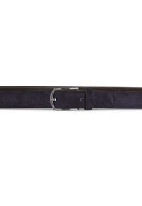 Donkerblauwe suède riem met een zilveren metalen gesp, voorzien van meerdere gaatjes voor aanpassing en een gladde textuur over de gehele lengte. Gemerkt met "JO."