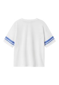Chemise blanche à manches courtes vue de dos, avec des rayures bleues sur les manches, au style décontracté et sans logos visibles.