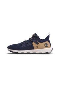Zapatilla de malla en color marino con acentos en tono marrón, parte superior con estampado y una suela negra duradera. Presenta un logotipo en el lateral y cierre con cordones.