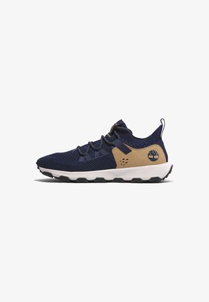 Sneaker in rete blu con dettagli beige, tomaia a motivo e suola nera resistente. Presenta un logo sul lato e chiusura con lacci.